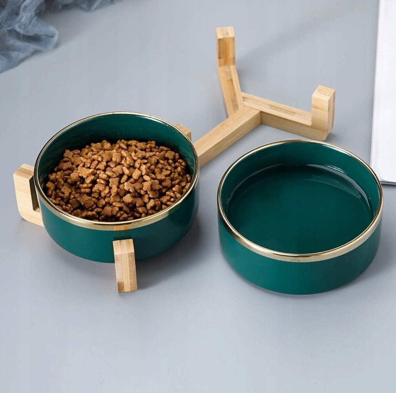 Dobbel keramisk matskål for hund og katt – 2 x 400 ml – grønn med gullkant og stativ i bambus – størrelse 28 x 13 cm – slitesterkt og hygienisk design