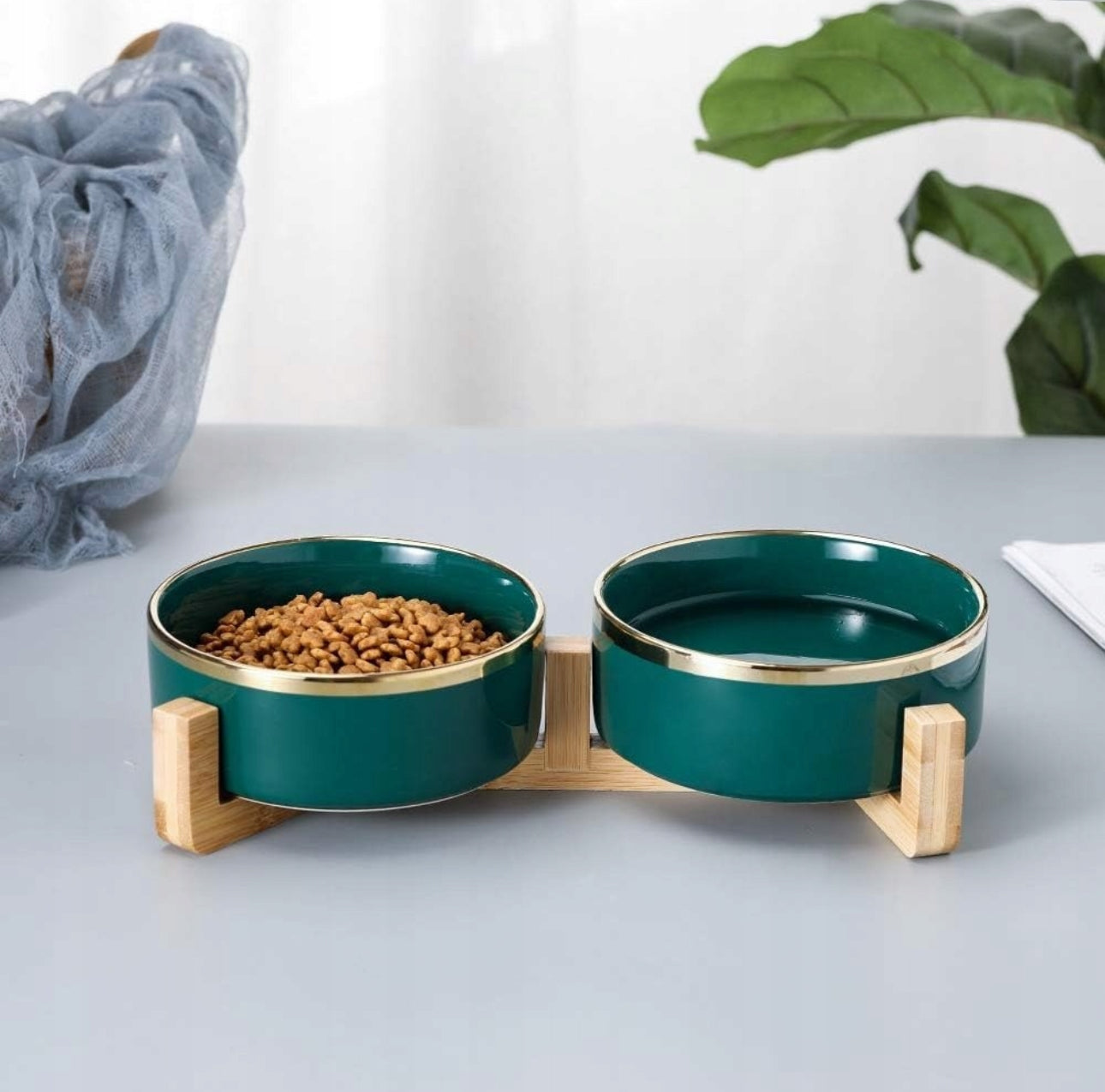 Dobbel keramisk matskål for hund og katt – 2 x 400 ml – grønn med gullkant og stativ i bambus – størrelse 28 x 13 cm – slitesterkt og hygienisk design