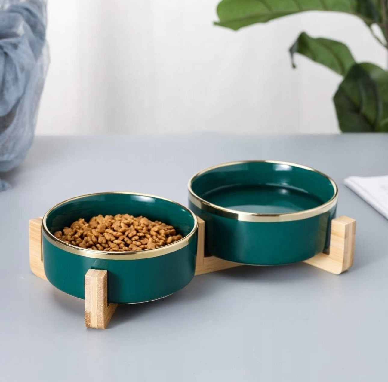 Dobbel keramisk matskål for hund og katt – 2 x 400 ml – grønn med gullkant og stativ i bambus – størrelse 28 x 13 cm – slitesterkt og hygienisk design