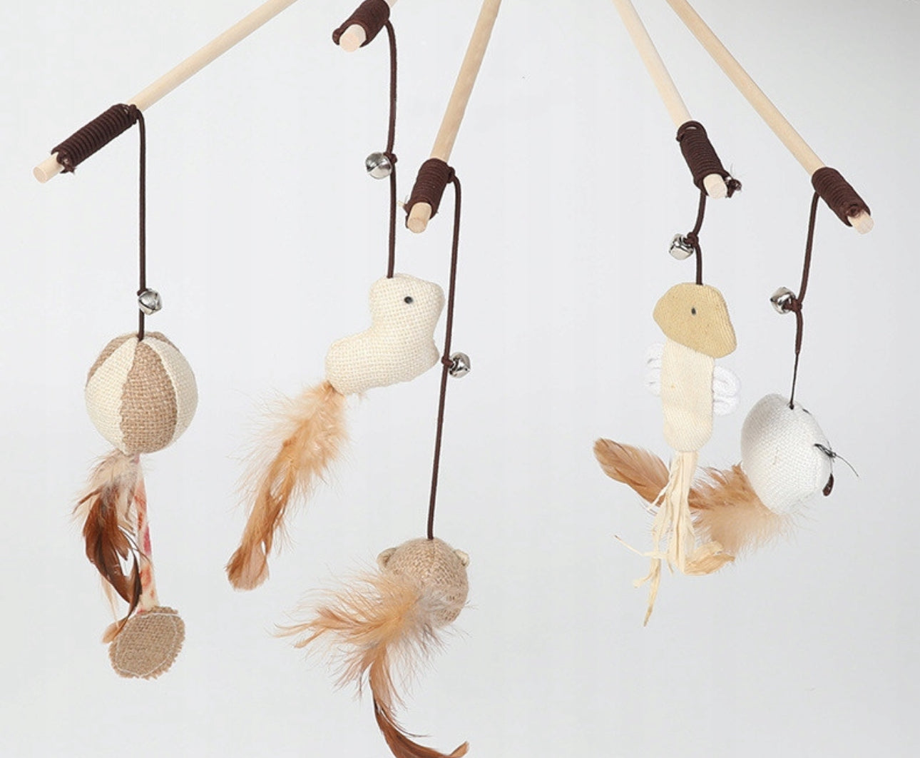Katteleke med museform og fjærhale – naturfarget i beige og hvitt, laget av slitesterkt lin og tre. Stang 40 cm, snor 45 cm – perfekt for aktiv lek og jakttrening for katt.