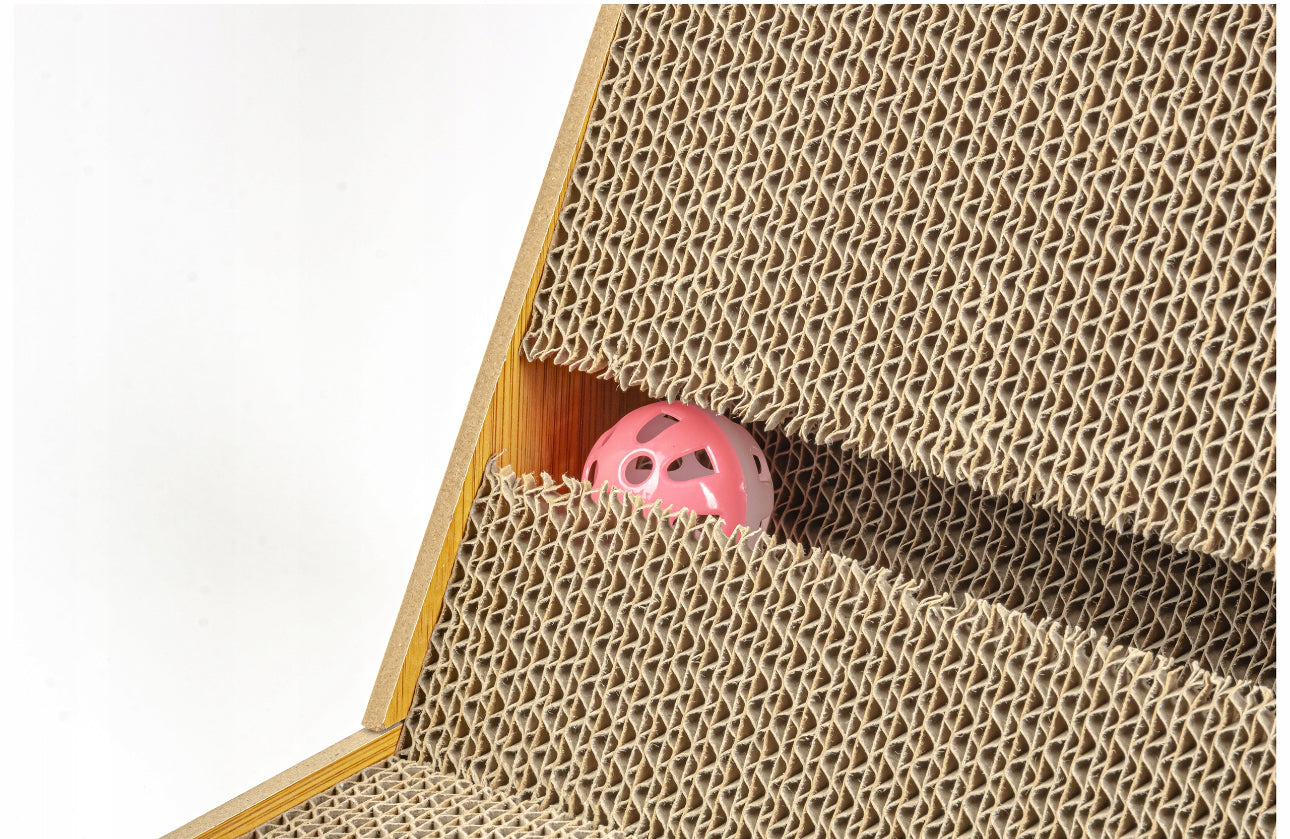 Stort klorestativ for katt – 60x40x25 cm – slitesterk brun pappflate og ramme i naturfarget treverk med innebygd leke-ball