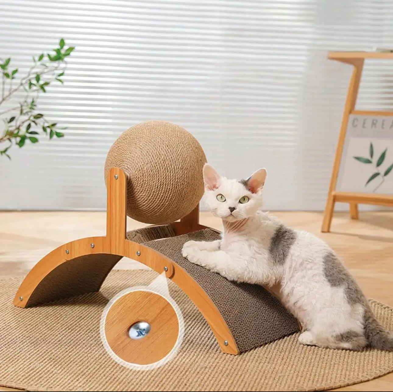 Naturlig kloremøbel for katt i tre og sisal – 55x40x23 cm – slitesterk sisalball og buet kloreflate i papp – brun/beige farge – stilrent design til hjemmet.