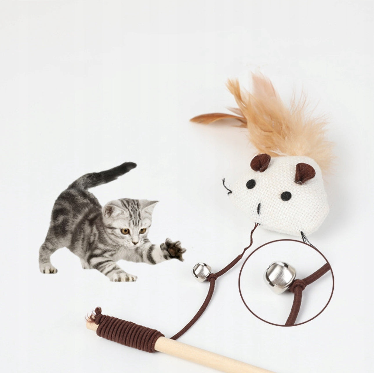 Katteleke med museform og fjærhale – naturfarget i beige og hvitt, laget av slitesterkt lin og tre. Stang 40 cm, snor 45 cm – perfekt for aktiv lek og jakttrening for katt.