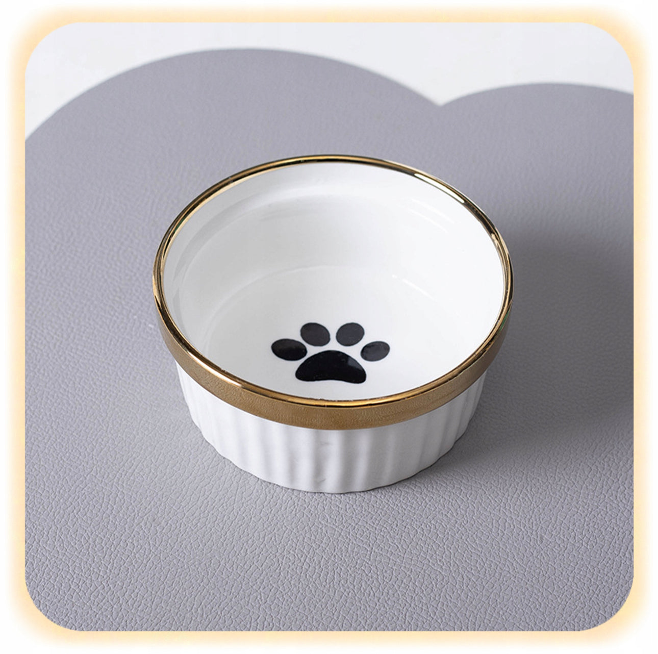 Dobbel matskål for katt og liten hund i hvit keramikk med gullkant og stativ i metall – 2 x 300 ml – 12 cm diameter – forhøyet design for bedre ergonomi og stilfull servering.