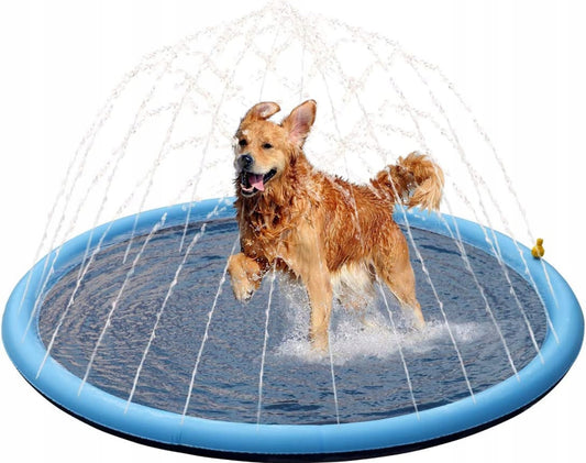 Hund nyter kjølebasseng med vannsprut – 100 cm diameter, blå PVC-matte, perfekt til utendørs bruk om sommeren