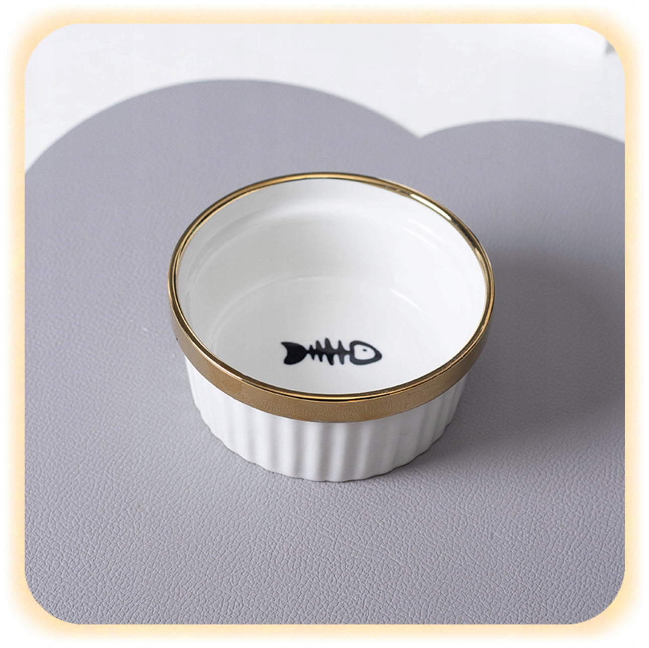 Dobbel matskål for katt og liten hund i hvit keramikk med gullkant og stativ i metall – 2 x 300 ml – 12 cm diameter – forhøyet design for bedre ergonomi og stilfull servering.