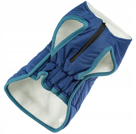 Kjølevest for hund i blått mesh-stoff, tilgjengelig i størrelse Small og Medium, pustende materiale, perfekt for varme sommerdager.