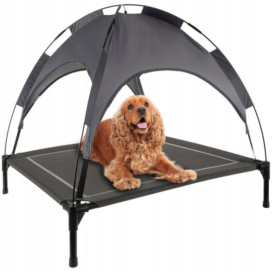 Stor forhøyet hundeseng 90x90 cm med grå soltak i vannavstøtende polyester og pustende mesh – ideell for store hunder, utendørs bruk og sommervarme