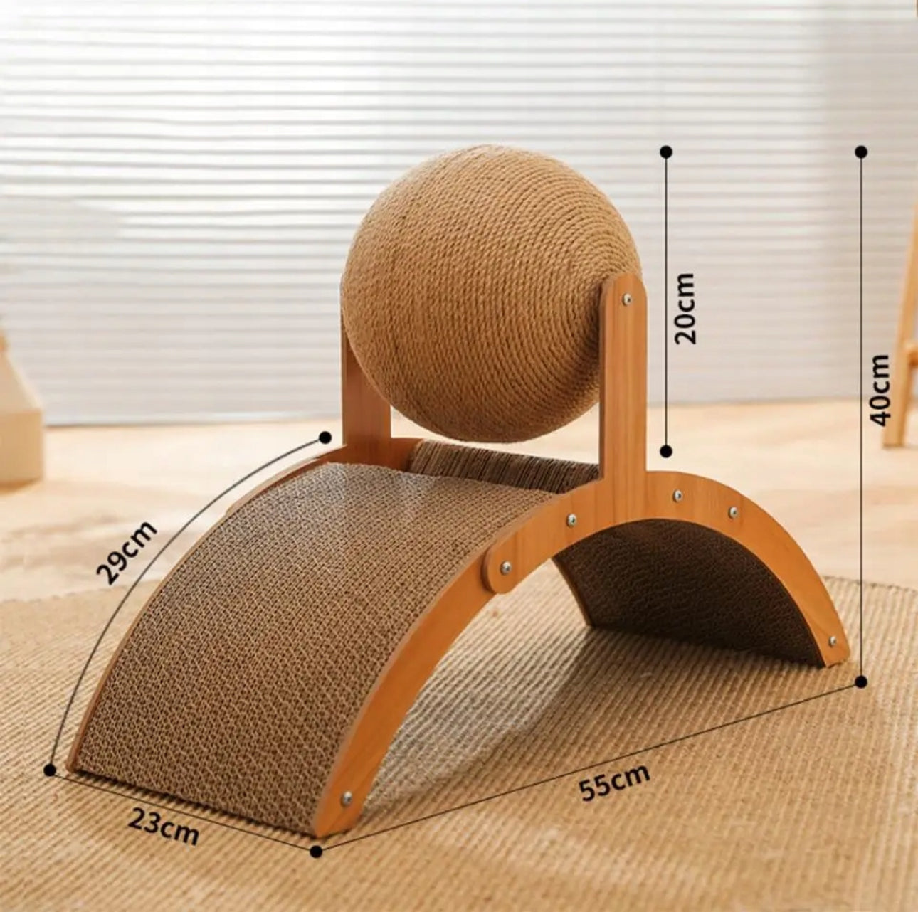 Naturlig kloremøbel for katt i tre og sisal – 55x40x23 cm – slitesterk sisalball og buet kloreflate i papp – brun/beige farge – stilrent design til hjemmet.